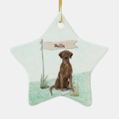 名前をカスタムするチョコレートラボペットドッグ セラミックオーナメント (裏面)