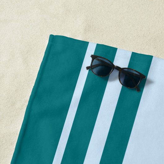 名前をカスタムするティール(緑がかった色)ストライプのファミリーバケーション ビーチタオル (インサイチュ)
