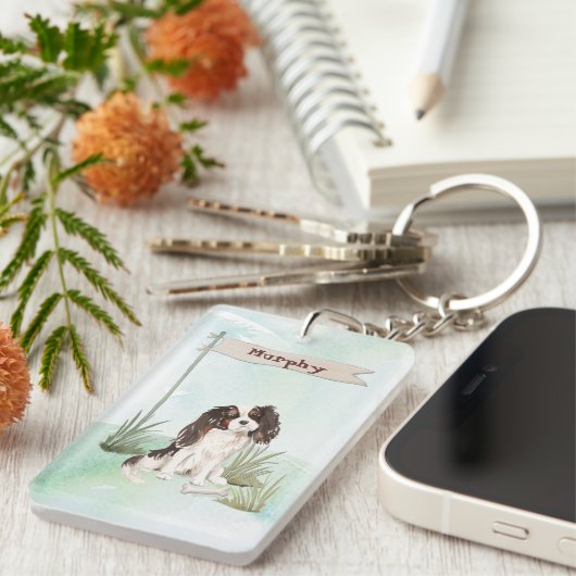 名前をカスタムするトリカラーキングチャールズスパニエル犬 キーホルダー (正面右)