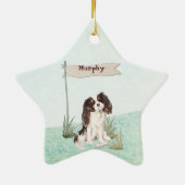 名前をカスタムするトリカラーキングチャールズスパニエル犬 セラミックオーナメント (裏面)