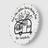 名前をカスタムするトレーラーキャンピングリビングタイポグラフィ ラージ壁時計 (傾斜)