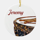 名前をカスタムするドラマーのクリスマススナレドラムスティック セラミックオーナメント (正面)