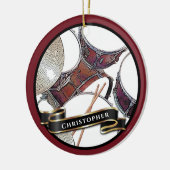 名前をカスタムするドラマー少年クリスマスドラムホリデイ セラミックオーナメント (左)