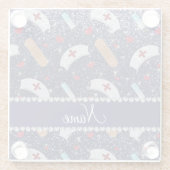 名前をカスタムするネイビーブルーグリッターナースハットハート ガラスコースター (裏面)