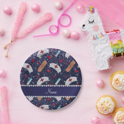 名前をカスタムするネイビーブルーグリッターナースハットハート ペーパープレート (パーティー)