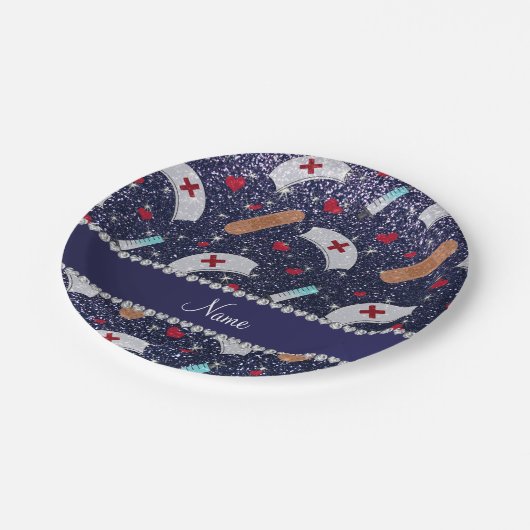 名前をカスタムするネイビーブルーグリッターナースハットハート ペーパープレート (アングル)