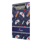 名前をカスタムするネイビーブルーグリッターナースハットハート ミニクリップボード (アングル2)