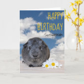 名前をカスタムするハッピーバースデーギニアピグホワイトデイジー カード (黄色い花)