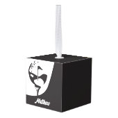 名前をカスタムするハローブラックアンドホワイトゴルフ キューブオーナメント (裏面アングル)