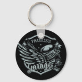 名前をカスタムするバイクもしくは自転車に乗る人スカルウィングスオートバイガレージ キーホルダー (正面)