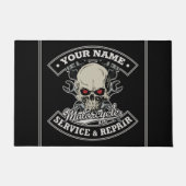 名前をカスタムするバイクもしくは自転車に乗る人整備士スカルオートバイガレージ ドアマット (正面)