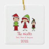 名前をカスタムするパーソナライズされたファミリークリスマスセラミック セラミックオーナメント (正面)