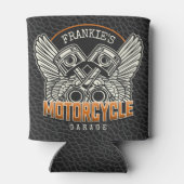 名前をカスタムするピスタンスウィングズオートバイバイクもしくは自転車に乗る人ガレージ 缶クーラー (裏面)