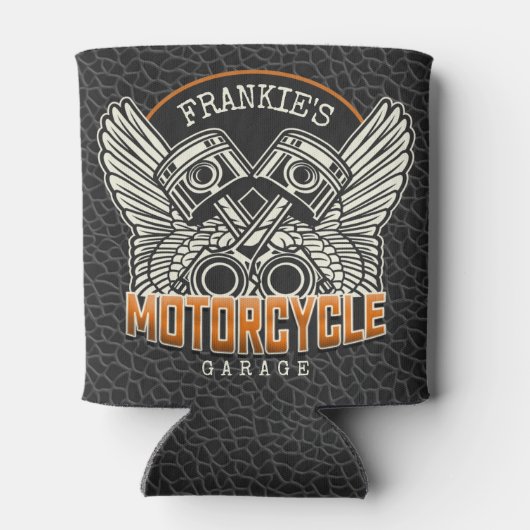 名前をカスタムするピスタンスウィングズオートバイバイクもしくは自転車に乗る人ガレージ 缶クーラー (裏面)