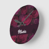 名前をカスタムするピンクのバラ模様 ラウンド壁時計 (傾斜)
