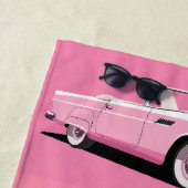 名前をカスタムするピンククラシックの車 ビーチタオル (インサイチュ)