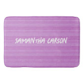 名前をカスタムするピンクストライプ色の バスマット (正面)