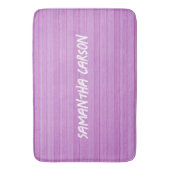 名前をカスタムするピンクストライプ色の バスマット (正面縦)