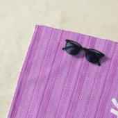 名前をカスタムするピンクストライプ色の ビーチタオル (インサイチュ)