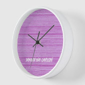 名前をカスタムするピンクストライプ色の 壁時計 (傾斜)