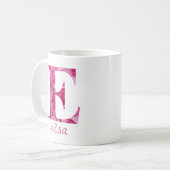 名前をカスタムするピンクフローラアルファベット文字"E"マグカップ コーヒーマグカップ (正面左)