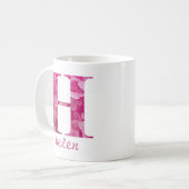 名前をカスタムするピンクフローラアルファベット文字"H"マグカップ コーヒーマグカップ (正面左)