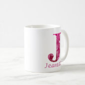 名前をカスタムするピンクフローラアルファベット文字"J"マグカップ コーヒーマグカップ (正面右)