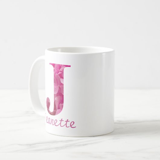 名前をカスタムするピンクフローラアルファベット文字"J"マグカップ コーヒーマグカップ (正面左)