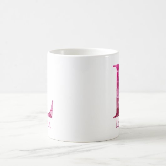 名前をカスタムするピンクフローラアルファベット文字"L"マグ コーヒーマグカップ (中央)
