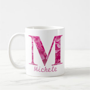 名前をカスタムするピンクフローラアルファベット文字"M"マグカップ コーヒーマグカップ