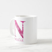 名前をカスタムするピンクフローラアルファベット文字"N"マグカップ コーヒーマグカップ (正面左)