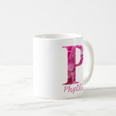 名前をカスタムするピンクフローラアルファベット文字"P"マグカップ コーヒーマグカップ (正面右)