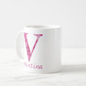 名前をカスタムするピンクフローラアルファベット文字"V"マグ コーヒーマグカップ (正面左)