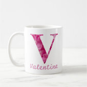名前をカスタムするピンクフローラアルファベット文字"V"マグ コーヒーマグカップ (左)