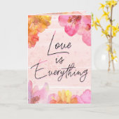 名前をカスタムするピンクフローラバレンタインデー カード (黄色い花)