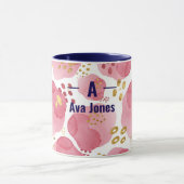 名前をカスタムするピンクフローラマグカップ – 水彩イニシャル マグカップ (中央)