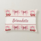 名前をカスタムするピンクボウズ&さくらんぼコケガーリーット アクセントクッション (裏面)