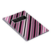 名前をカスタムするピンク白黒ストライプパターン ノートブック (右側)