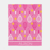 名前をカスタムするピンク&ホワイトテニスラケットパターン フリースブランケット (正面)