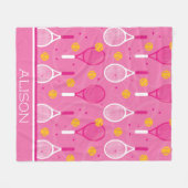 名前をカスタムするピンク&ホワイトテニスラケットパターン フリースブランケット (正面(横))