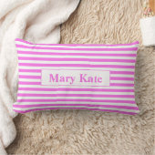 名前をカスタムするピンク/白ストライプ色 ランバークッション (ブランケット)