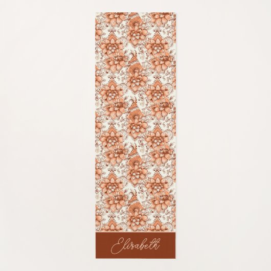 名前をカスタムするピーチオレンジヘンナフローラルパターン ヨガマット (正面)