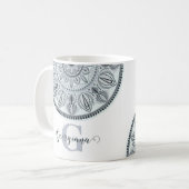 名前をカスタムするフローラ調和グレイモノトーンのマンダラ コーヒーマグカップ (正面左)