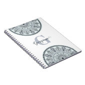 名前をカスタムするフローラ調和グレイモノトーンのマンダラ ノートブック (右側)