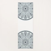 名前をカスタムするフローラ調和グレイモノトーンのマンダラ ヨガマット (裏面)