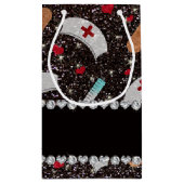 名前をカスタムするブラックグリッターナースハットハート スモールペーパーバッグ (裏面)