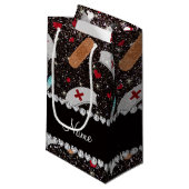 名前をカスタムするブラックグリッターナースハットハート スモールペーパーバッグ (正面アングル)