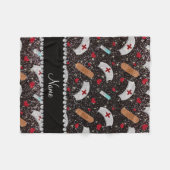 名前をカスタムするブラックグリッターナースハットハート フリースブランケット (正面(横))