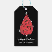 名前をカスタムするブラックレッドクリスマスツリー ギフトタグ (正面)