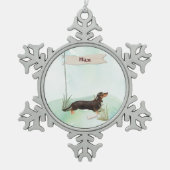 名前をカスタムするブラック&タンダシュンドペットドッグ スノーフレークピューターオーナメント (正面)